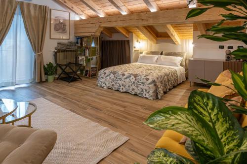 1 queen bed, 1 twin bed