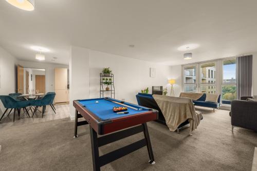 Spacious 2BR • Pool table • Workspace • Balcony