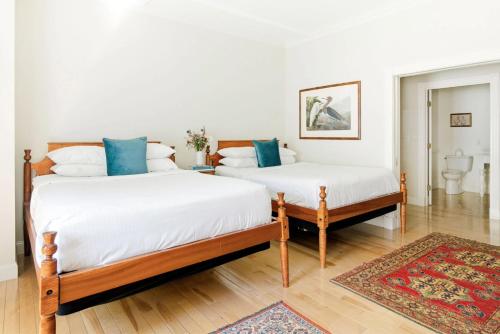 2 queen beds