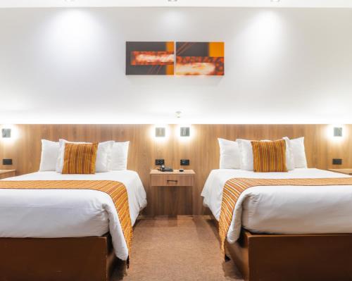 2 queen beds