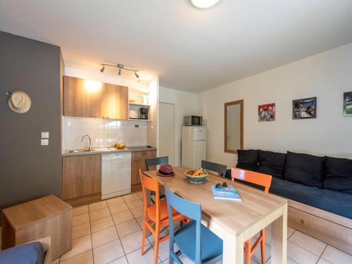 5-Guest Cottage with Terrace in Loire