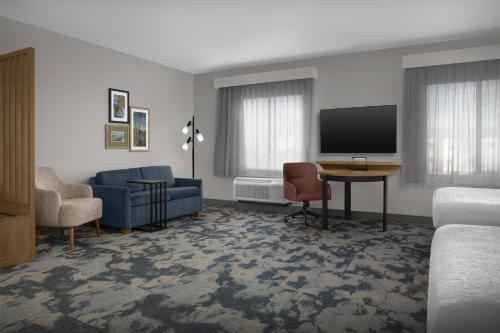2 queen beds, 1 sofa bed