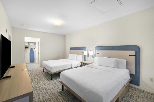 2 queen beds, 1 sofa bed