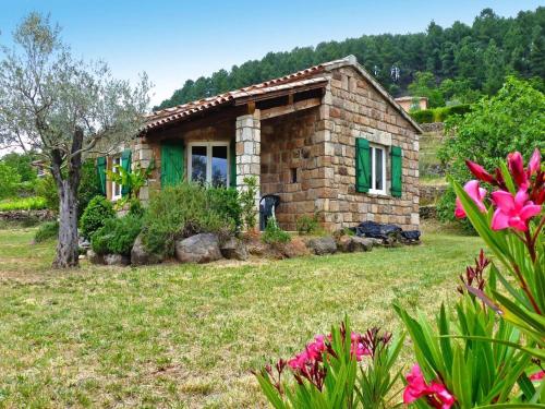 Stone cottage with shared pool, Chambonas gîte à louer Chambajour