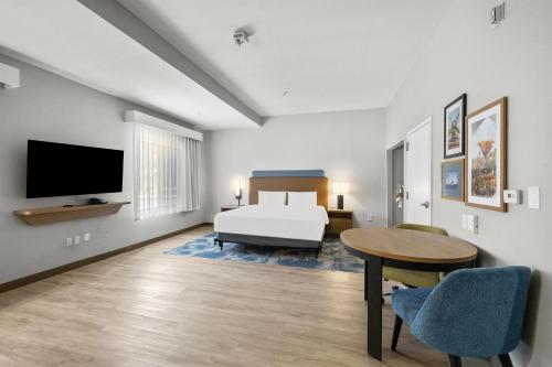 1 king bed, 1 sofa bed