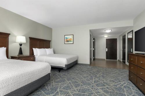 2 queen beds