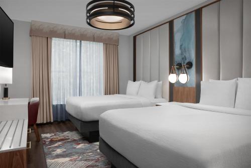 1 king bed, 2 queen beds, 1 sofa bed
