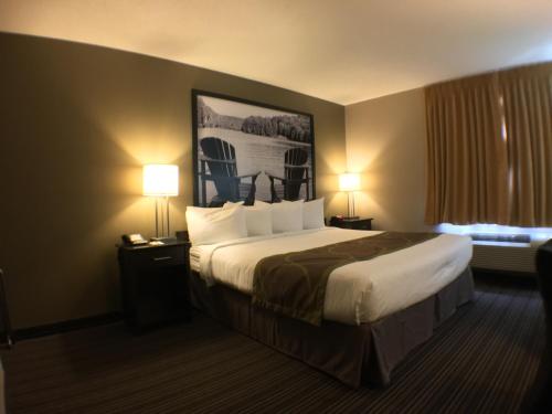 Super 8 by Wyndham Kapuskasing Room Type - King Suite with Spa Bath- Non-Smoking