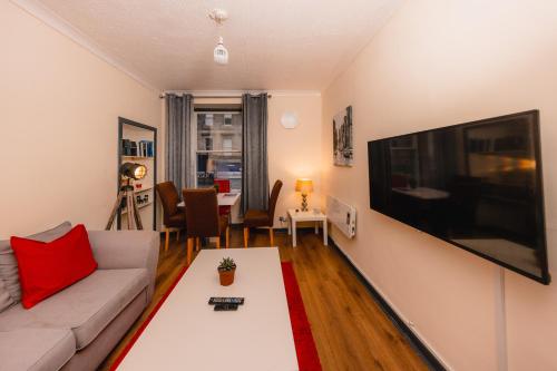 Cosy 4 Bedroom Apartment by Old Town