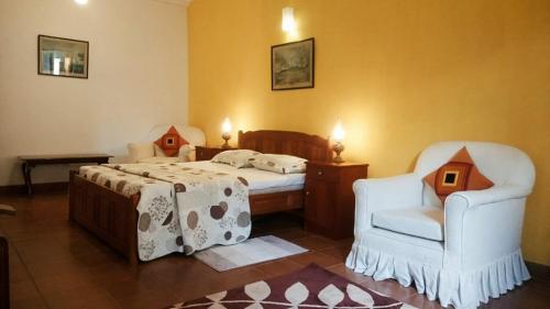 1 double bed, 2 twin beds