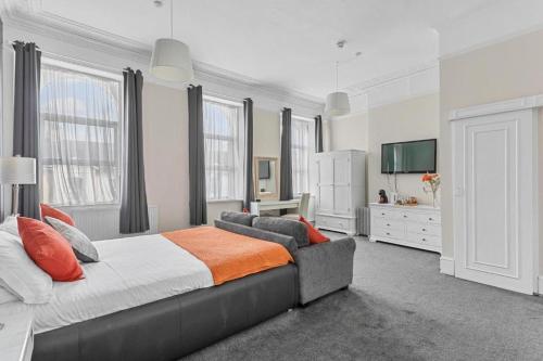 1 king bed, 1 sofa bed