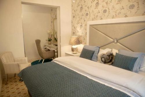 Deluxe King Suite image 10