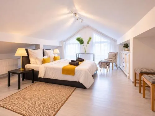 Gelbe Koffer - Stillvolle Design-Maisonette Heiligenwald OT Schiffweiler - bis 6 Pers - Wald & See nah in Schiffweiler, Deutschland