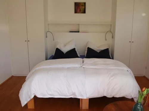 Zimmer am Ring - ruhiges Zimmer im Grünen, Frühstück auf eigener Terrasse mit Morgensonne und fußläufig zum Badeplatz Schwarzindien am Mondsee in Sankt Lorenz, Österreich