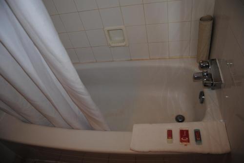 Queen Room - Non-Smoking image 6