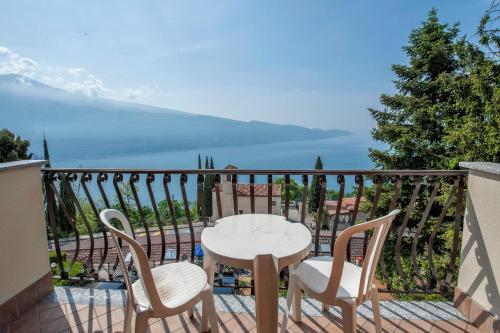 Apartment with Lake View