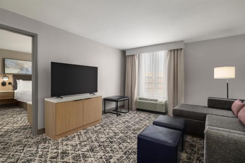 1 king bed, 1 sofa bed
