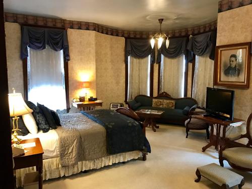The Redstone Inn and Suites