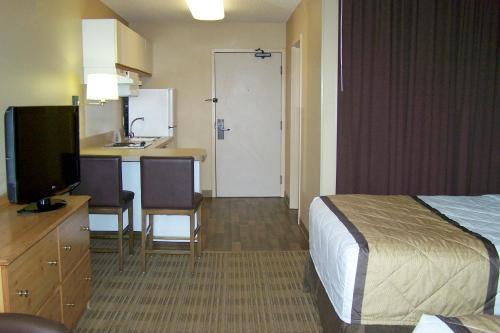 Studio with 2 Queen Beds - Non-Smoking image 10