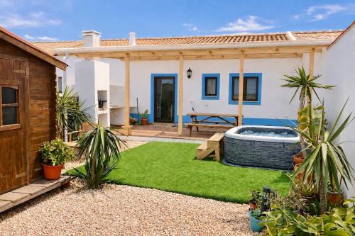 Casa Remilde 3 Min Walk to Ocean with Private Garden gîte à louer Praia da Baleeira
