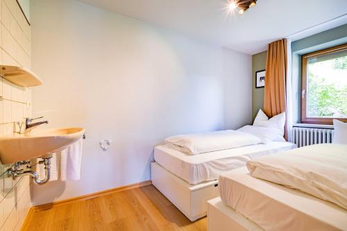 2 bedrooms, 4 beds
