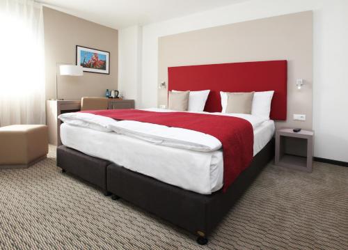 1 queen bed, 1 sofa bed