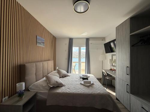 1 queen bed, 1 sofa bed