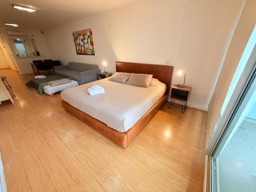 Ideal para ejecutivos con sala de conferencias y cochera