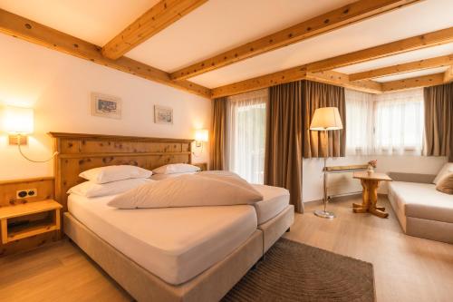 1 queen bed, 1 sofa bed