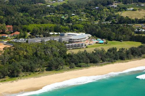Strand, Absolute Beachfront Opal Cove Resort in Coffs Harbour