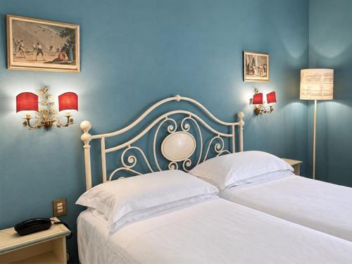 1 queen bed, 1 twin bed