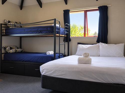 1 double bed, 2 bunk beds