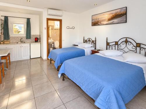 3 twin beds