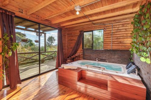 Luz del bosque, chalet con jacuzzi y chimenea en Santa Elena, Medellín
