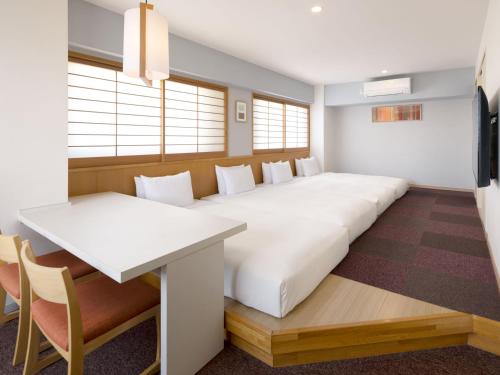 4 twin beds