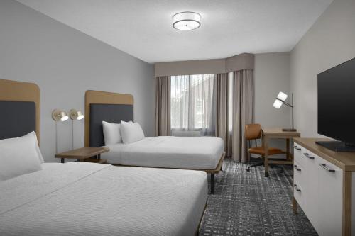 2 queen beds, 1 sofa bed
