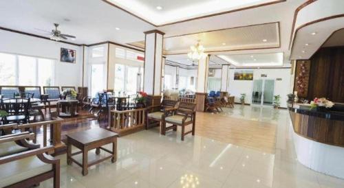 シー マウンテン カノム ホテル (Sea Mountain Khanom Hotel) in カノム