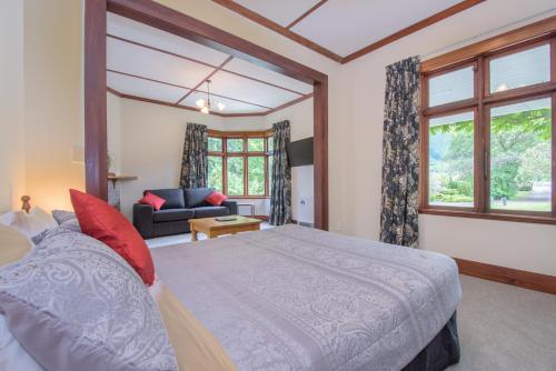 Queen Studio Apartment