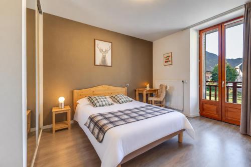 1 double bed, 1 twin bed