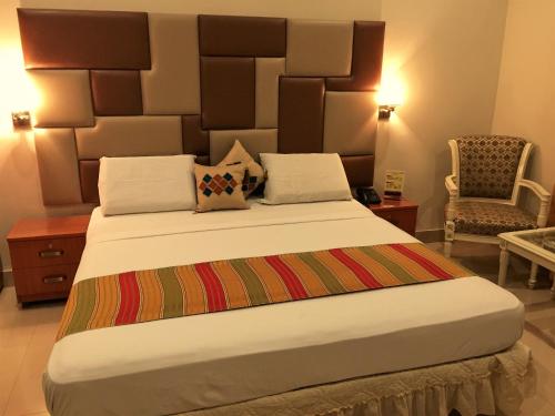 Deluxe King Room image 8