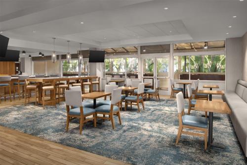 Restaurant, DoubleTree by Hilton LAX - El Segundo in LAX – Los Angeles International Airport