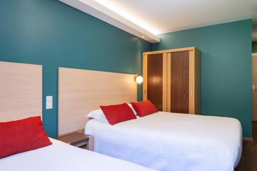 1 double bed, 1 twin bed