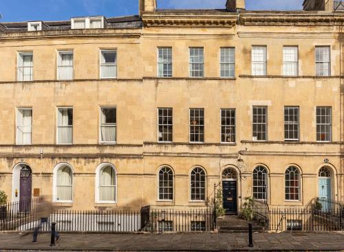 Central Townhouse with Walled Garden & Parking