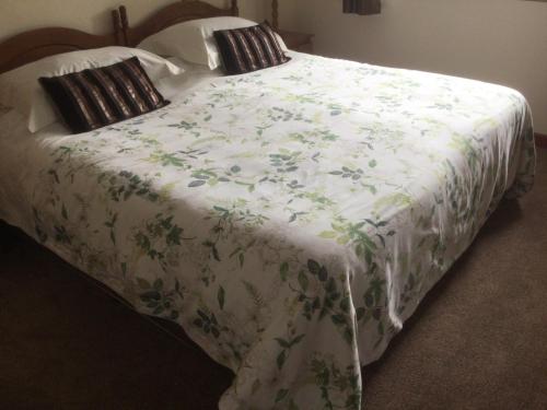 Albertine ,A warm welcome awaits you ,Offering en-suite room only accommodation,Ideal location for Solent Way ,High Street ,Isle of Wight ,New Forest 3