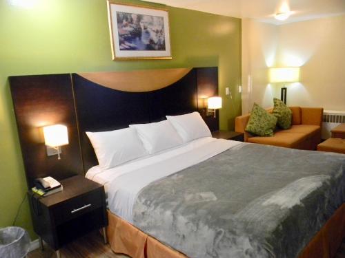1 king bed, 1 sofa bed