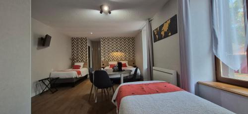 1 double bed, 2 twin beds