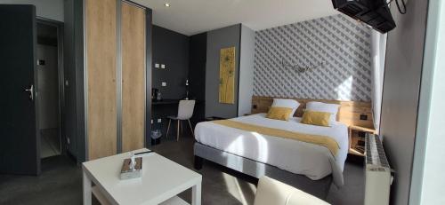 1 double bed, 1 twin bed