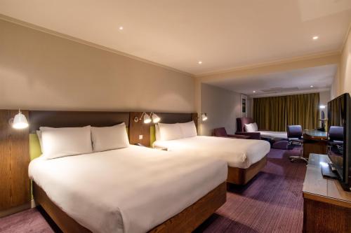2 queen beds, 1 sofa bed