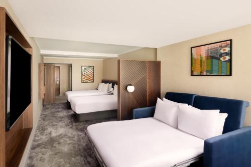 2 queen beds, 1 sofa bed