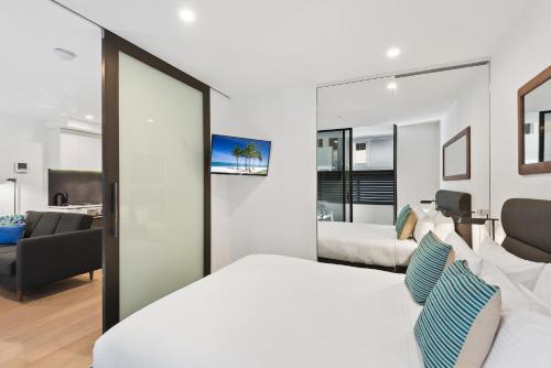 District South Yarra District South Yarra is a popular choice amongst travelers in Melbourne, whether exploring or just passing through. The property offers a high standard of service and amenities to suit the individual 